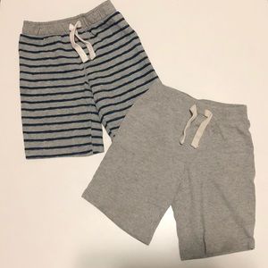 Old navy pair of boy shorts 5T